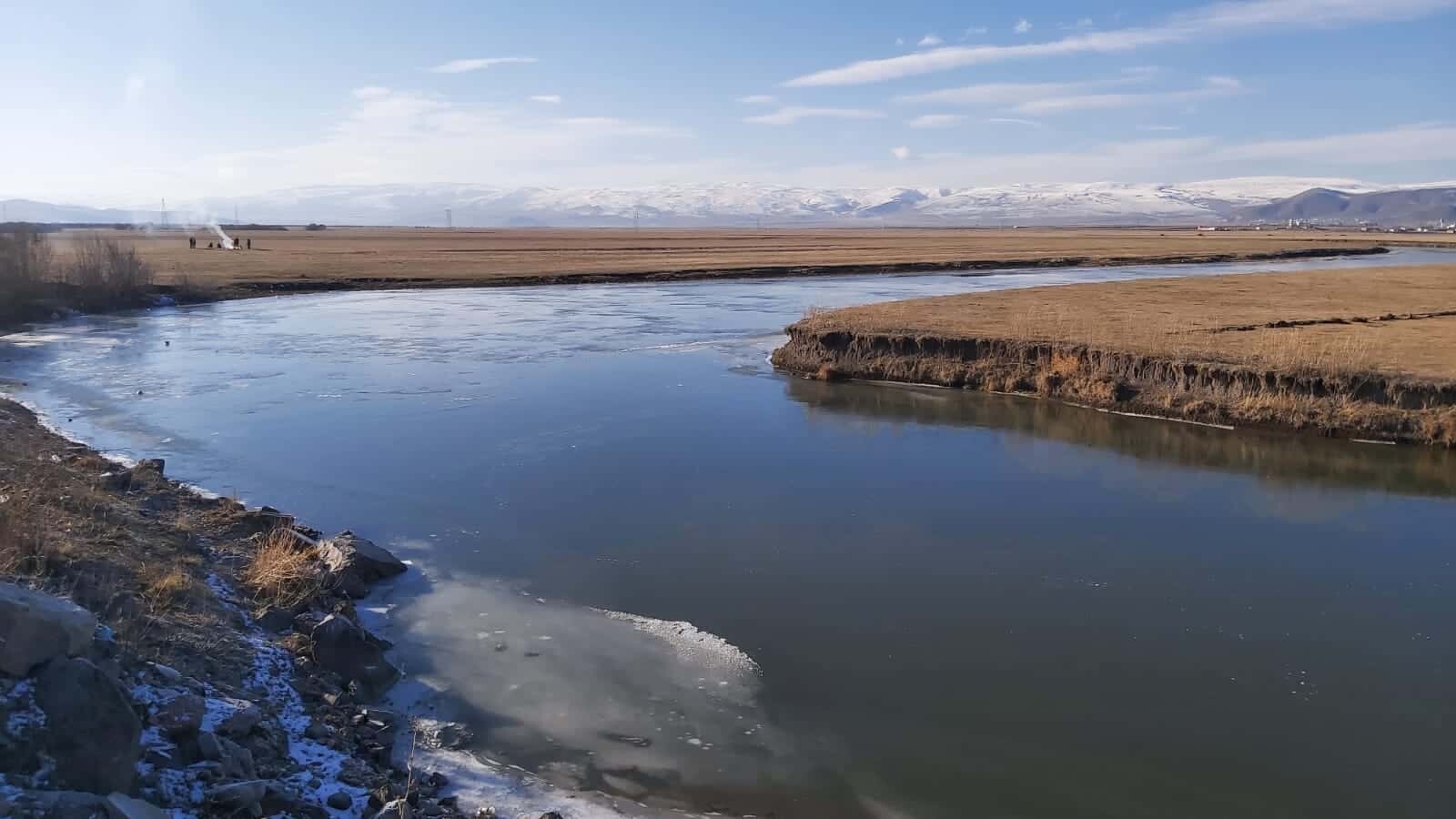 Kura Nehri'nin üzerine taş atarak buzun kalınlığını test etti.