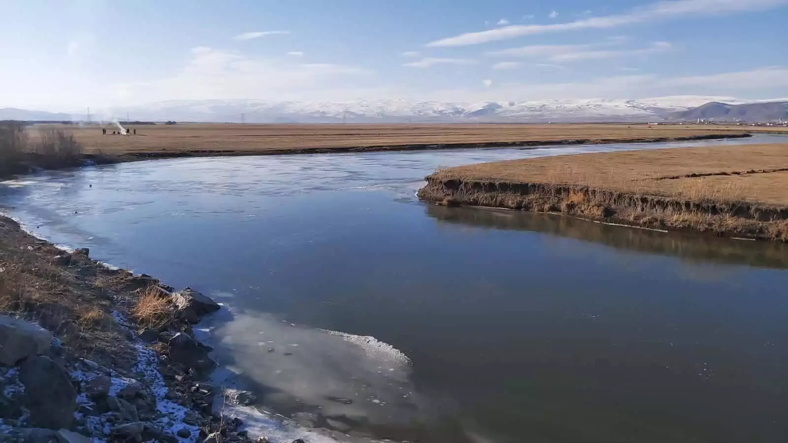 Kura nehri'nin üzerine taş atarak buzun kalınlığını test etti.