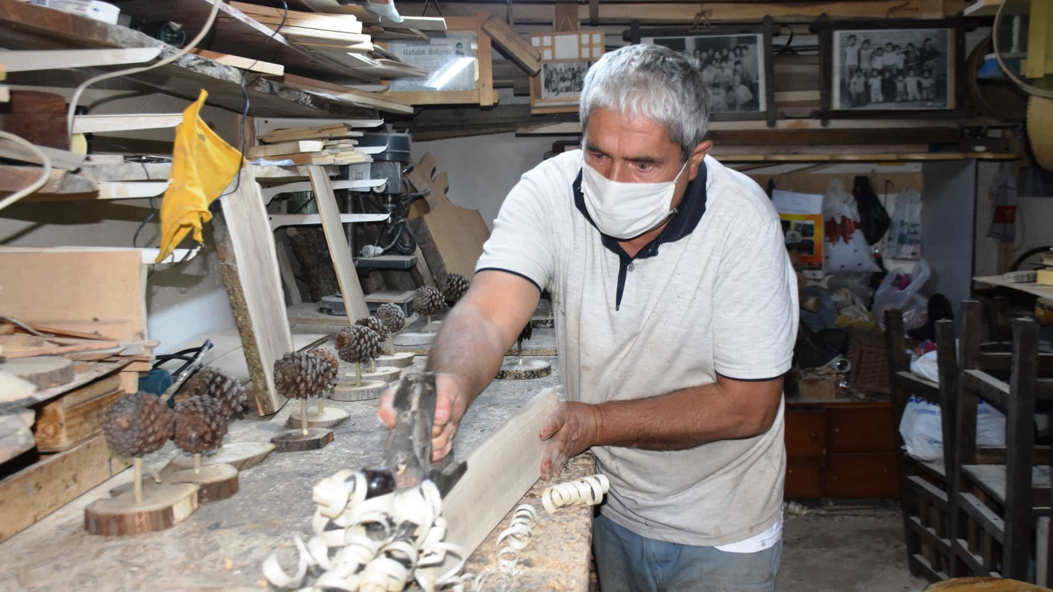 Kurumuş ağaç dallarını ev eşyasına dönüştürüyor