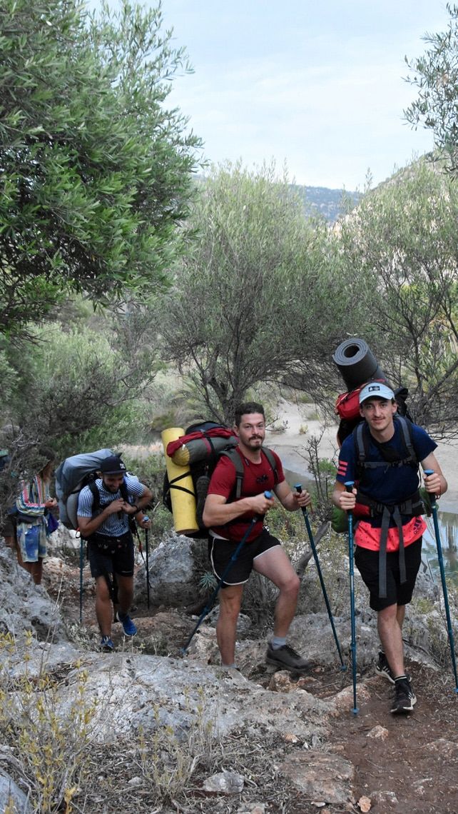 Likya Yolu yürüyüşünde karşılaşan iki gruptan barış ve dostluk yürüyüşü.