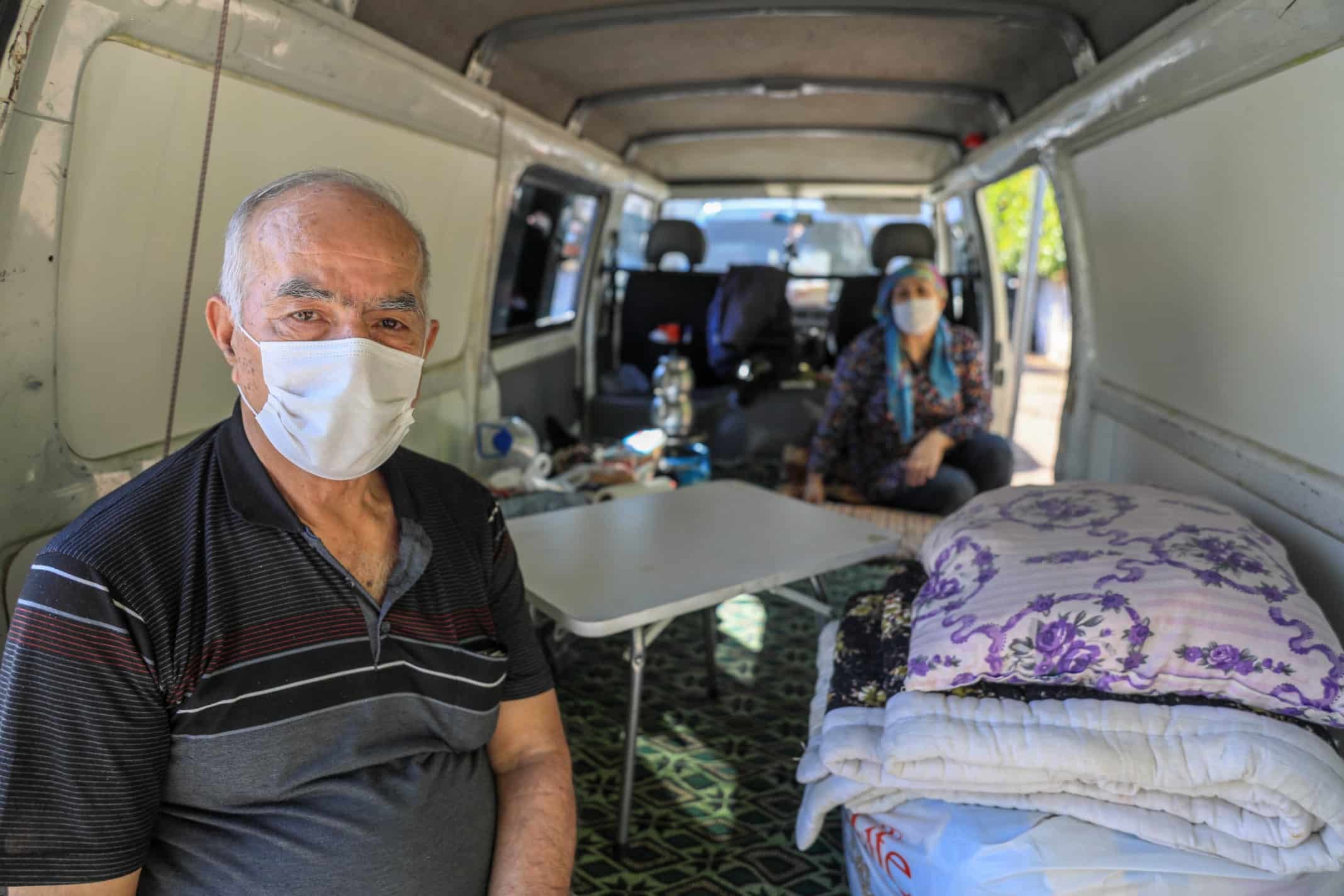 Lösemi tedavisi gören oğlu hastanede, kendisi 1,5 aydır minibüste yaşıyor. Tedavi masrafı şimdiden 25 bin liraya ulaştı. Çocuğumuzun hastalığını bıraktık, bu parayı nasıl toparlarız, onu düşünüyoruz.