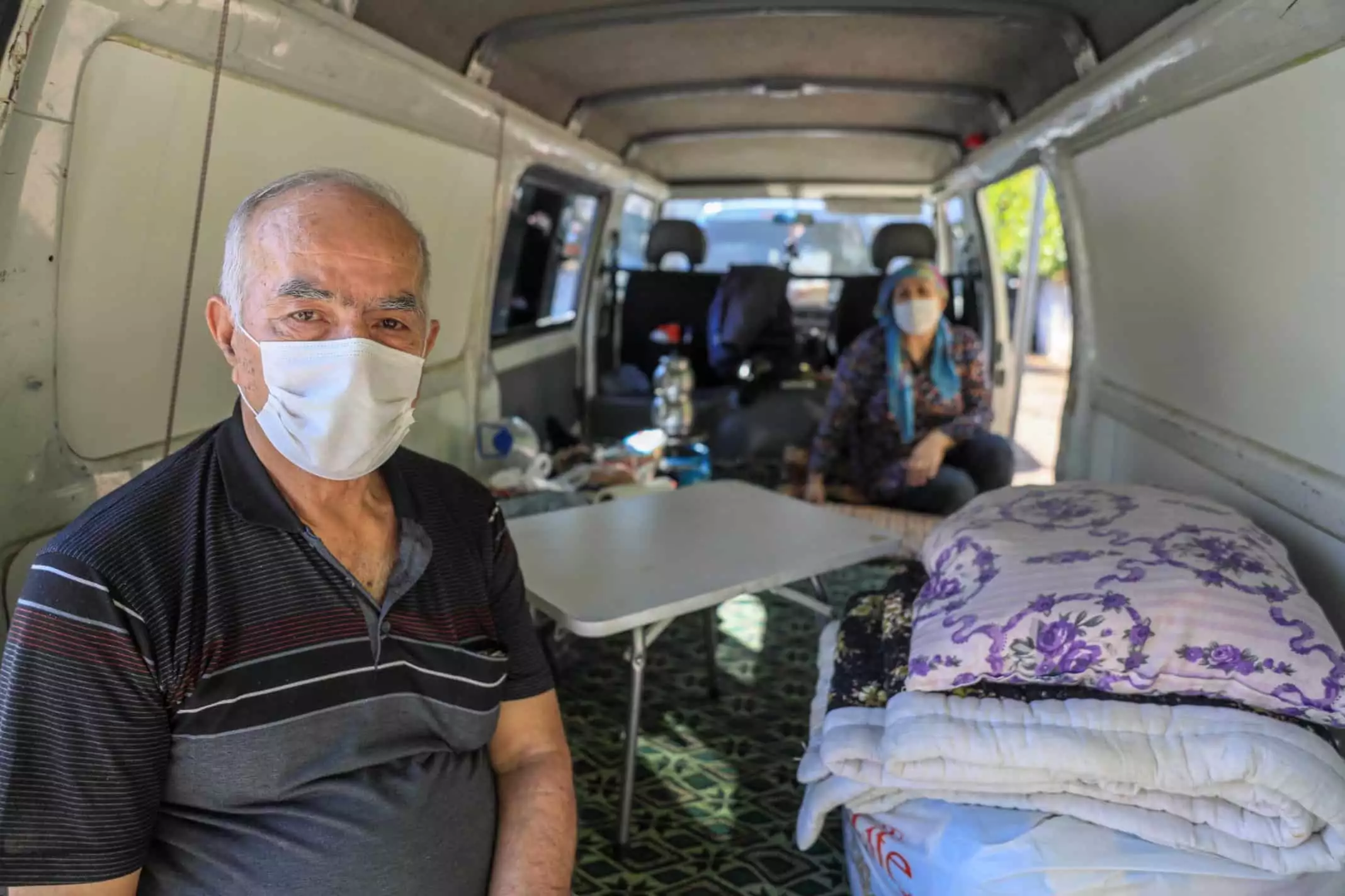 Lösemi tedavisi gören oğlu hastanede, kendisi 1,5 aydır minibüste yaşıyor. Tedavi masrafı şimdiden 25 bin liraya ulaştı. Çocuğumuzun hastalığını bıraktık, bu parayı nasıl toparlarız, onu düşünüyoruz.