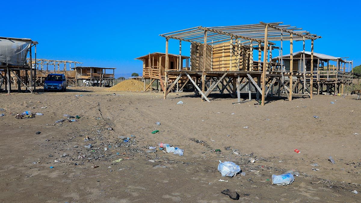 Antalya'da 5 yıldızlı otellerin yanı başında lüks tatilin bedava sunulduğu çardak kent, kış mevsiminin gelmesiyle kaderine terk edildi.
