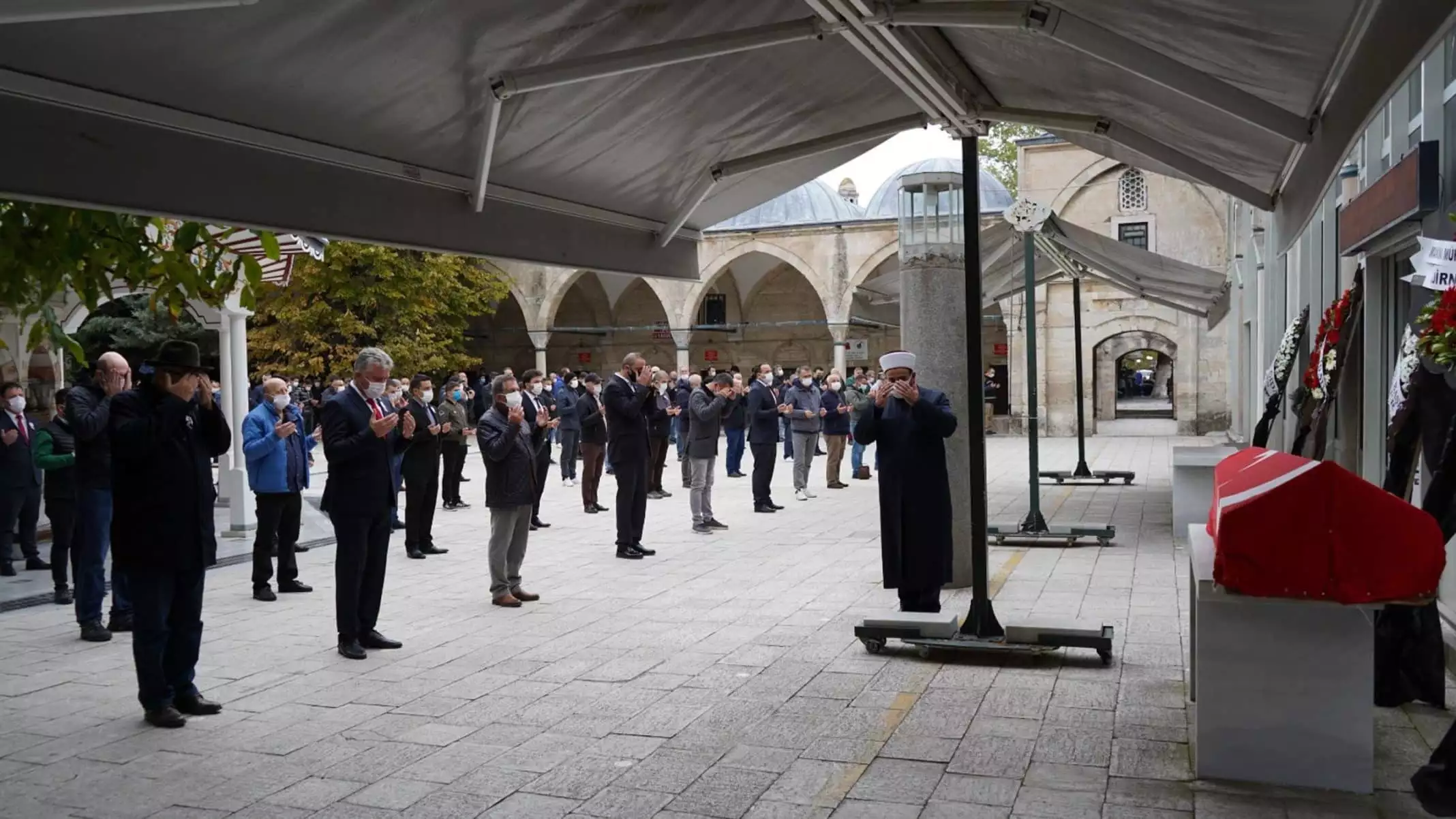 Cenaze, koronavirüs önlemleri eşliğinde özel kıyafetli görevlilerce türk bayrağına sarılı olarak taşındı.