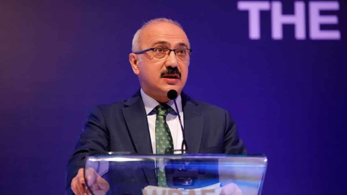 Cumhurbaşkanı Kararı ile Hazine ve Maliye Bakanı olarak atanan TBMM Plan ve Bütçe Komisyonu Başkanı Lütfi Elvan komisyon üyelerine veda ederek, "Hakkınızı helal edin" dedi.