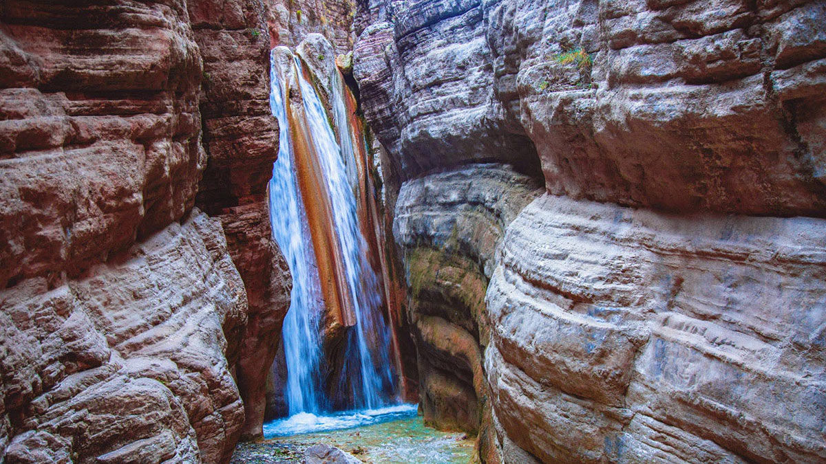 Denizli'nin Acıpayam ilçesinde 40 yıl önce bir kişinin düşüp ölmesi sonucu mahalle halkının korkup yaklaşamadığı Olukbaşı kanyonunun turizme kazandırılması için çalışma başlatıldı.