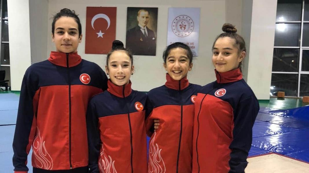 Manisa Büyükşehir Belediyesporlu sporcular Selin Özermiş ve Yudum Atan, 12-14 yaş kategorisinde şampiyon oldu.