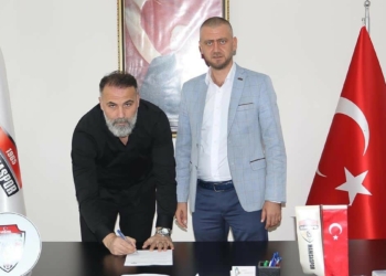 Manisaspor'da, Ahmet Seçgin'le yolların ayrılması üzerine boşalan teknik direktörlük görevine, takımın eski kalecilerinden Bülent Ataman getirildi.