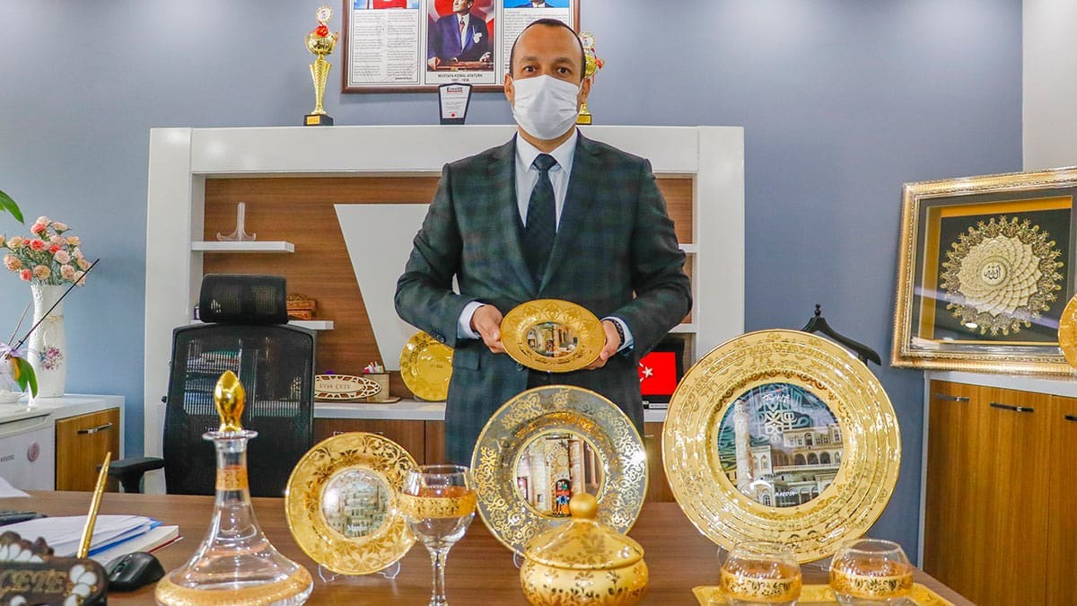 300 ile 500 TL arasında değişen fiyatlarla satılan ürünlerden kadın kursiyerler de ek gelir elde ediyor.