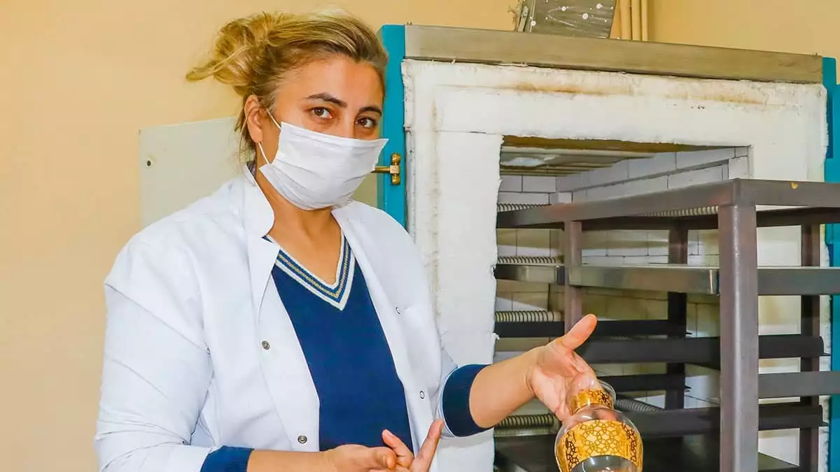 Mardin'de artuklu halk eğitim merkezi'nde yöreye özgü motiflerin 24 ayar altınla işlendiği cam tabak bardak ve vazolar ilgi görüyor.