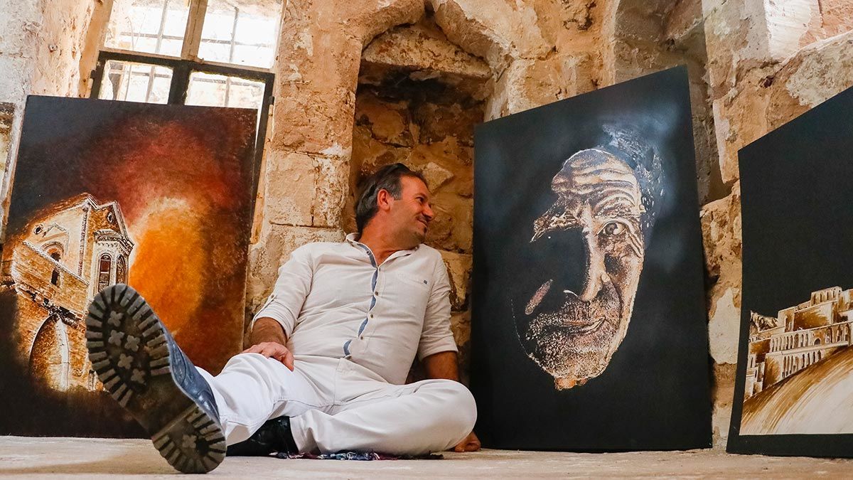 Mardinli ressam, ziftten ürettiği 20 tablosunu 2021'de Almanya'nın başkenti Berlin'de sergileyecek.