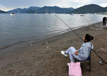 Muğla'nın Marmaris ilçesinde vatandaşlar sonbaharın keyfini olta balıkçılığı yaparak çıkartıyor.
