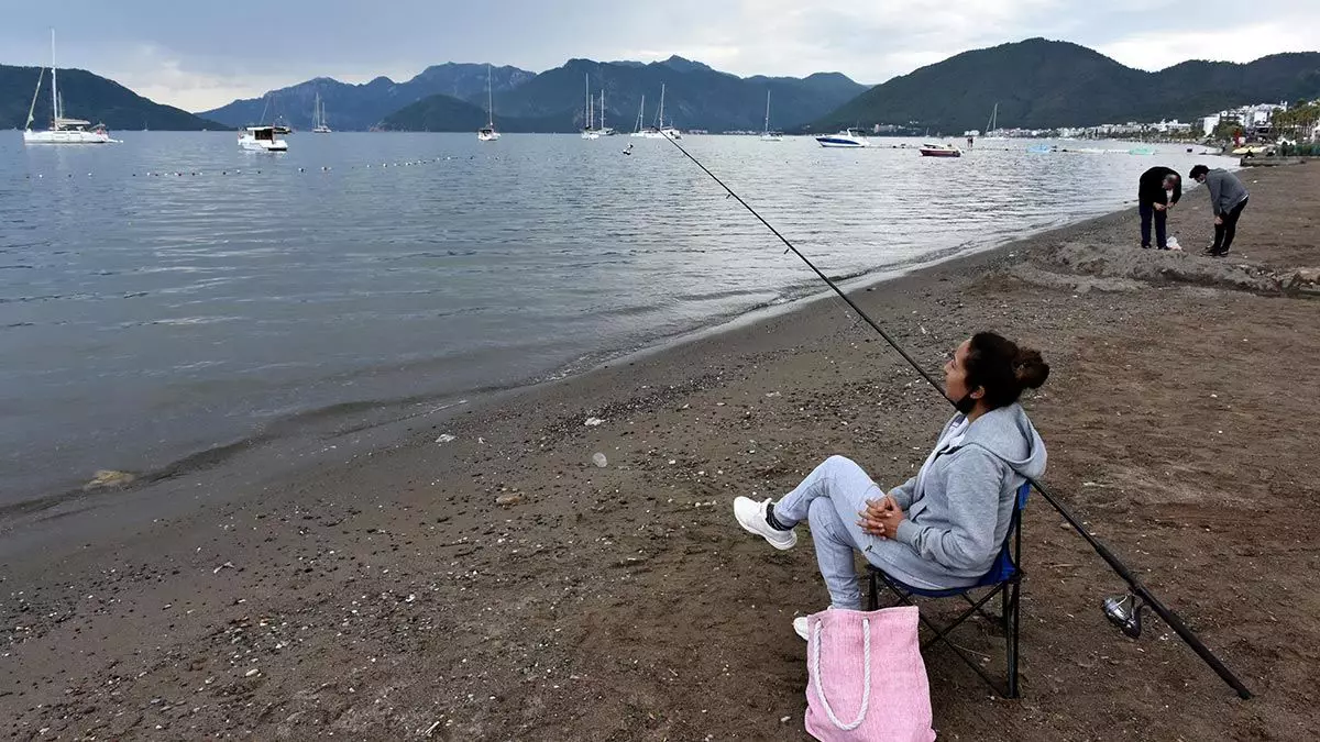 Muğla'nın marmaris ilçesinde vatandaşlar sonbaharın keyfini olta balıkçılığı yaparak çıkartıyor.