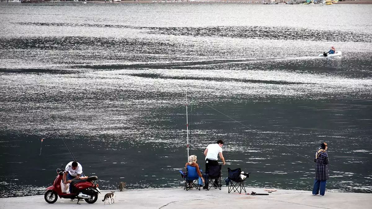 Saatlerce oltalarına balık takılmasını bekleyen marmarisliler, eşsiz deniz manzarası eşliğinde anın keyfini çıkardı.