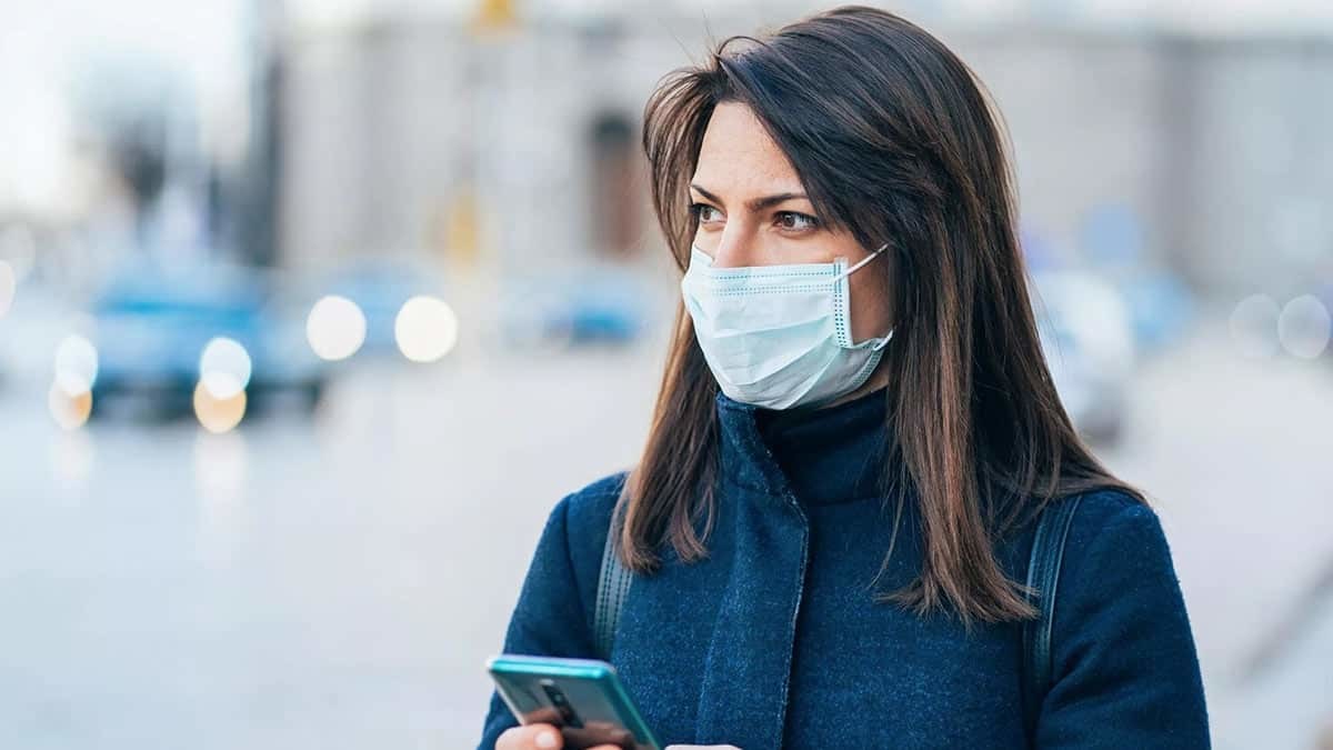 Koronavirüsten koruyan en önemli materyal kuşkusuz maske maske takmayı asla ihmal etmemek gerekir diyen Atsü, tek kullanımlık maskelerin cilde en az zararı verdiğini belirtti.