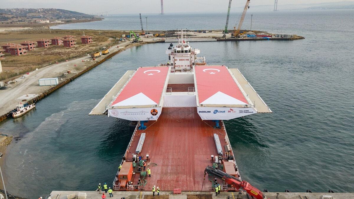 Ulaştırma ve Altyapı Bakanlığı'nca 1915 Çanakkale Köprüsü'nün yapımına hızla devam edildiği, 3 mega blokun Gölcük Çimtaş Tesisleri'nden Gelibolu'ya getirildiği açıklandı.