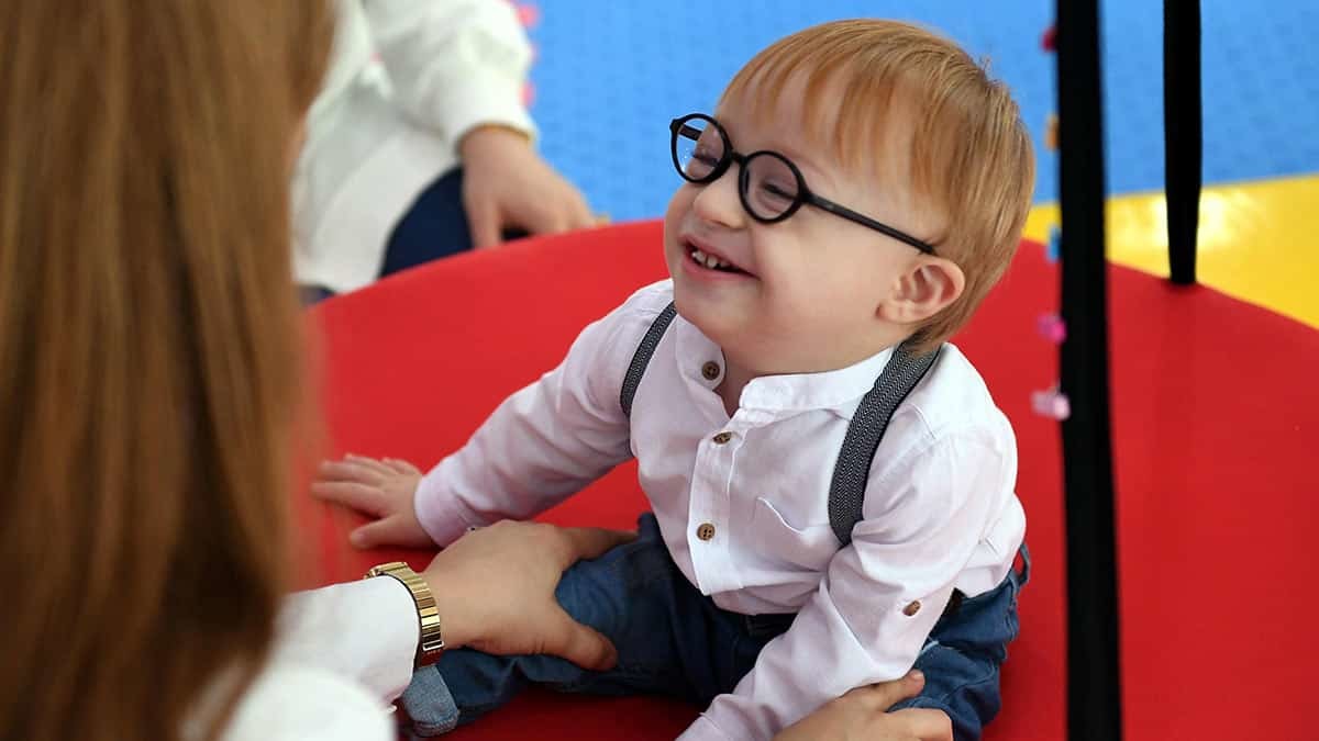 Mersin'de Meryem-Mustafa Subaşı çiftinin down sendromlu çocukları Mehmet Akif (2), Büyükşehir Belediyesi Engelsiz Yaşam Merkezi'nde uygulanan tedavi ile yürümeye ve konuşmaya başladı.