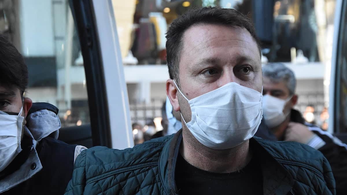 Menemen Belediye Başkanı Serdar Aksoy'un da bulunduğu 11 kişi tutuklandı.