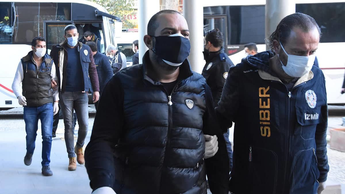 Menemen Belediye Başkanı Serdar Aksoy ve aralarında yardımcılarının da bulunduğu kişilere yönelik geçen cumartesi sabah saatlerinde yolsuzluk operasyonu başlattı.