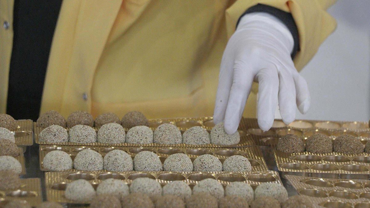 Çanakkale'nin dünyanın en büyük Mevlevihane’sinin bulunduğu Gelibolu ilçesinde Atiye Laçin, ilk olarak evinde yapmaya başladığı, unutulmaya yüz tutan Mevlevi tatlısını, 80 metrekarelik atölyesinde üretmeye başladı.