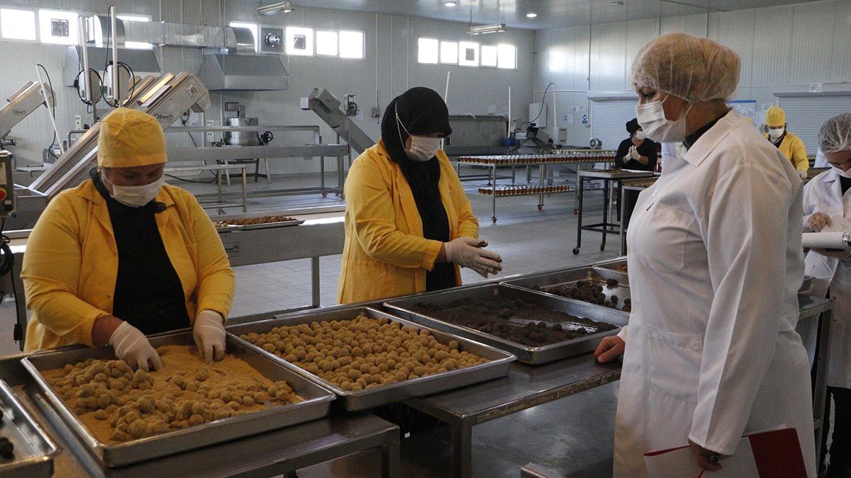 Ev ekonomisine katkıda bulunmak için 80 metrekarelik atölyesinde üretmeye başladığı Mevlevi tatlısını dünyaya pazarlıyor.