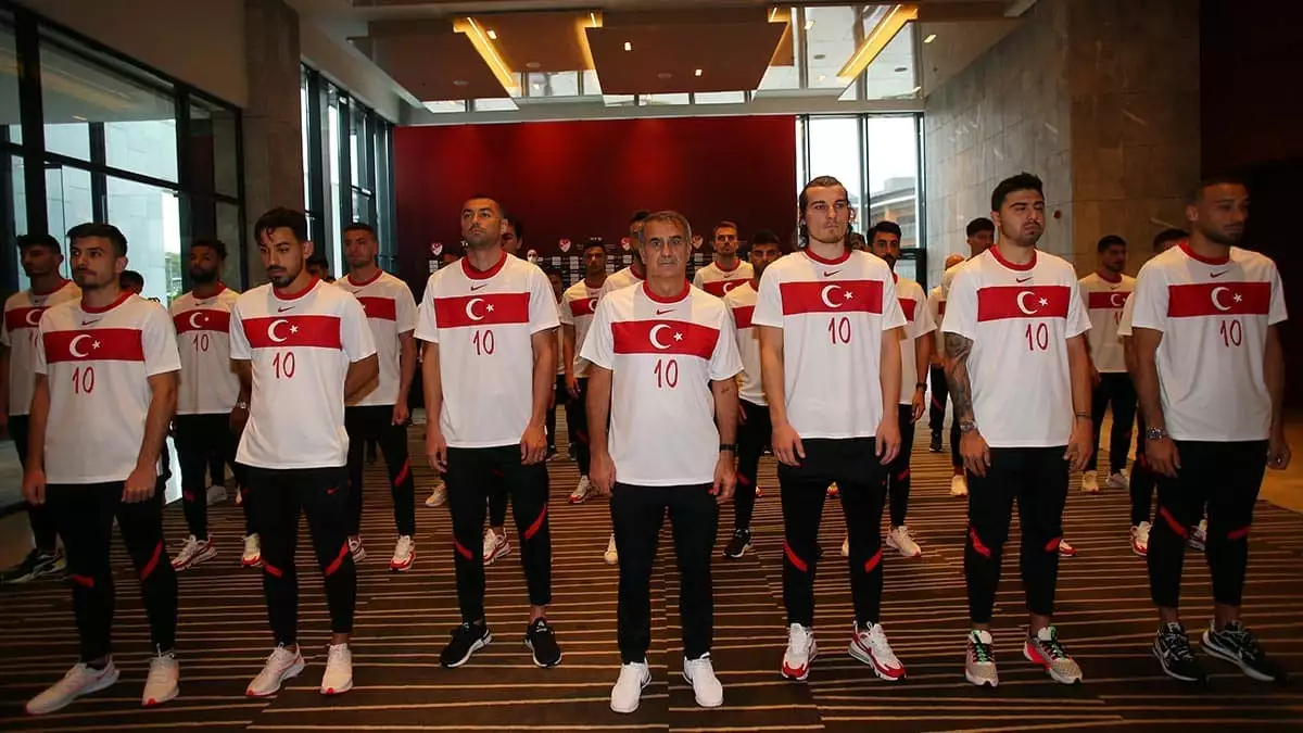 Milli futbol takımları, ulu önder atatürk'ü ölümünün 82'nci yıl dönümünde törenle andı.