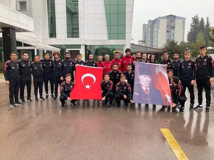 Milli futbol takımları, ulu önder atatürk'ü ölümünün 82'nci yıl dönümünde törenle andı.