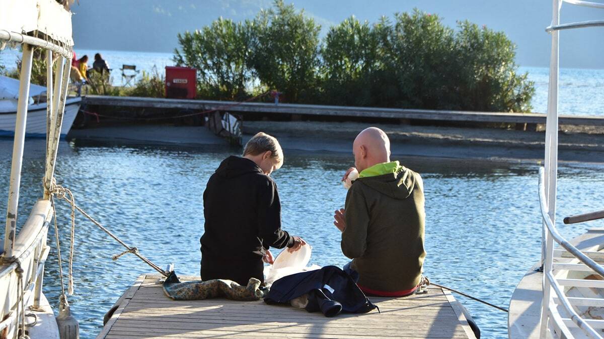 Muğla’nın gözde turizm merkezlerinden olan Ula ilçesine bağlı Akyaka'da, hava sıcaklığının 22 derece olduğu hafta sonunda vatandaşlar soluğu sahil kenarında aldı.
