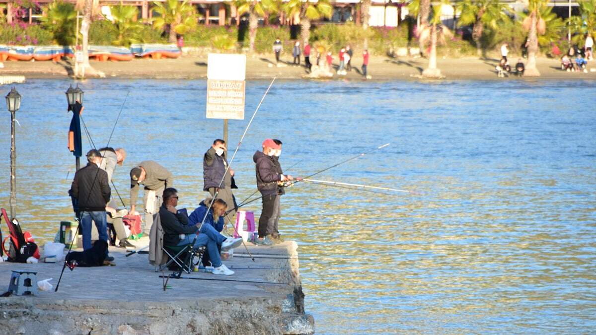 Vatandaşlar soluğu sahil kenarında aldı