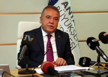 Antalya Büyükşehir Belediye Başkanı Muhittin Böcek'in enfeksiyon bulgularının devam ettiği, yoğun tıbbi destek uygulandığı açıklandı.