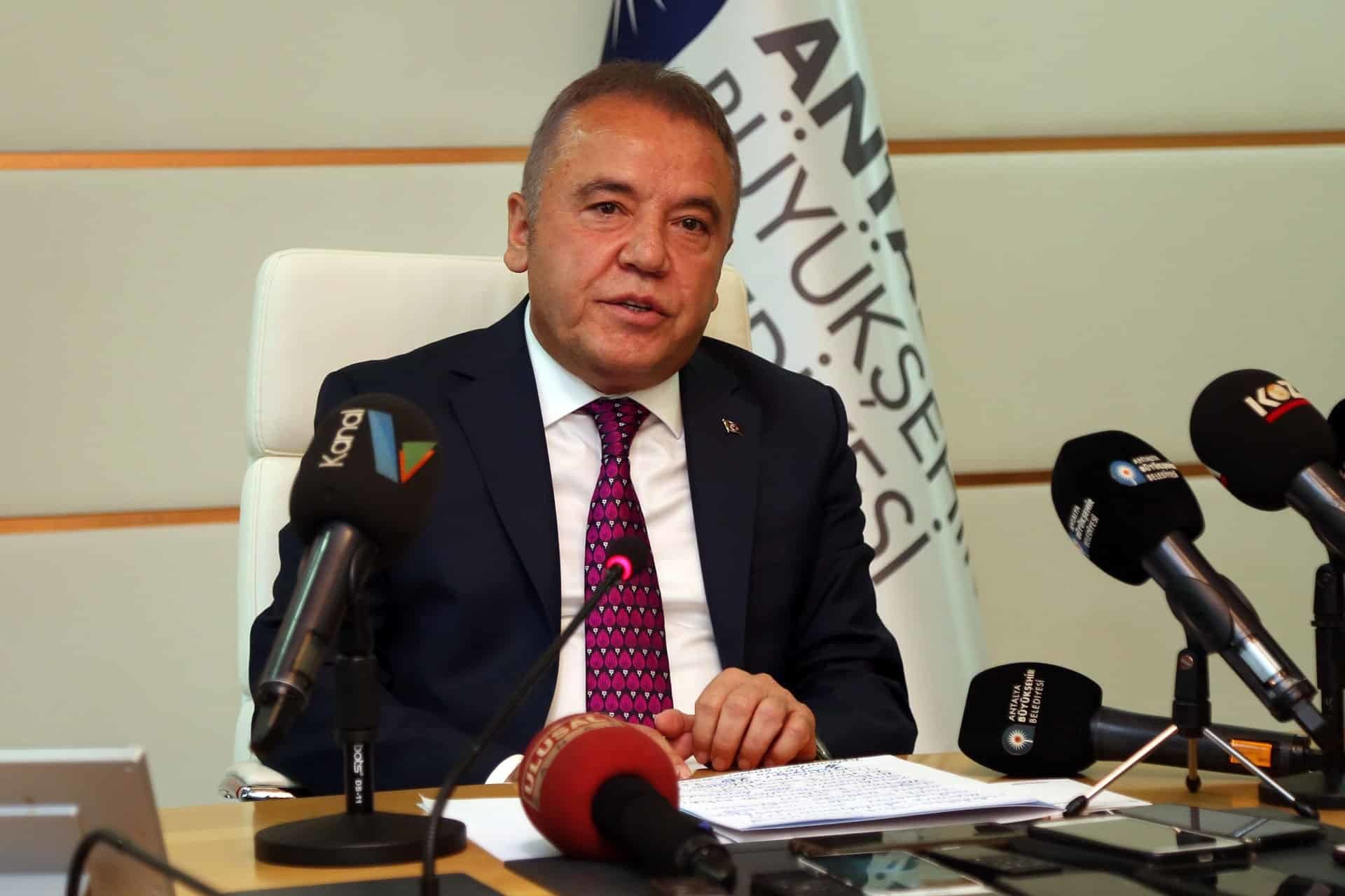 Antalya Büyükşehir Belediye Başkanı Muhittin Böcek'in enfeksiyon bulgularının devam ettiği, yoğun tıbbi destek uygulandığı açıklandı.