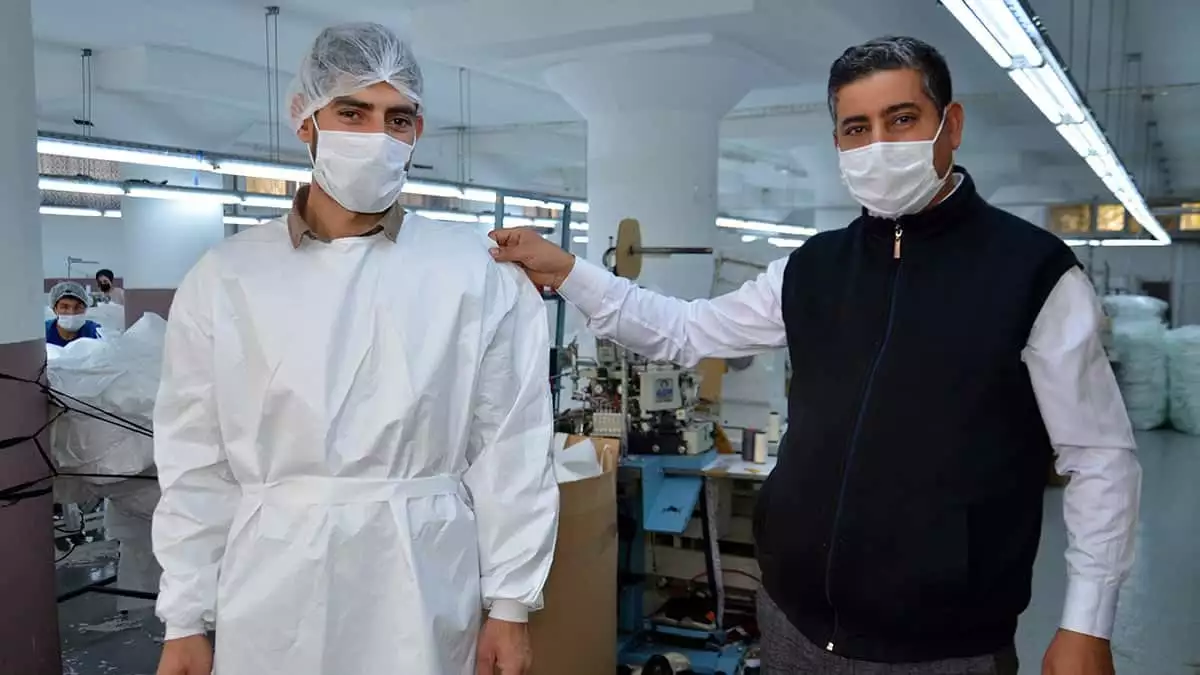 Muş’ta bir tekstil fabrikasında, yeni tip koronavirüs süreci ile birlikte ayda yaklaşık 110 bin adet üretimi yapılan cerrahi önlükler, başta amerika olmak üzere birçok avrupa ülkesine ihraç ediliyor.