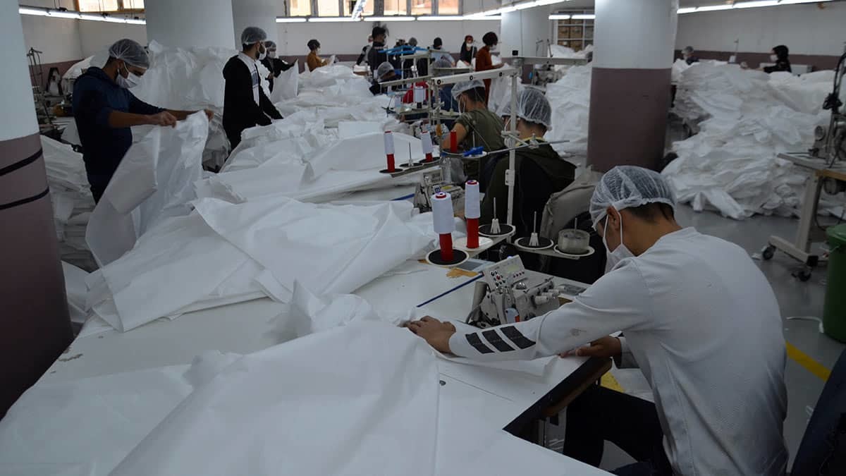 Muş’ta bir tekstil fabrikasında, yeni tip koronavirüs süreci ile birlikte ayda yaklaşık 110 bin adet üretimi yapılan cerrahi önlükler, başta Amerika olmak üzere birçok Avrupa ülkesine ihraç ediliyor.