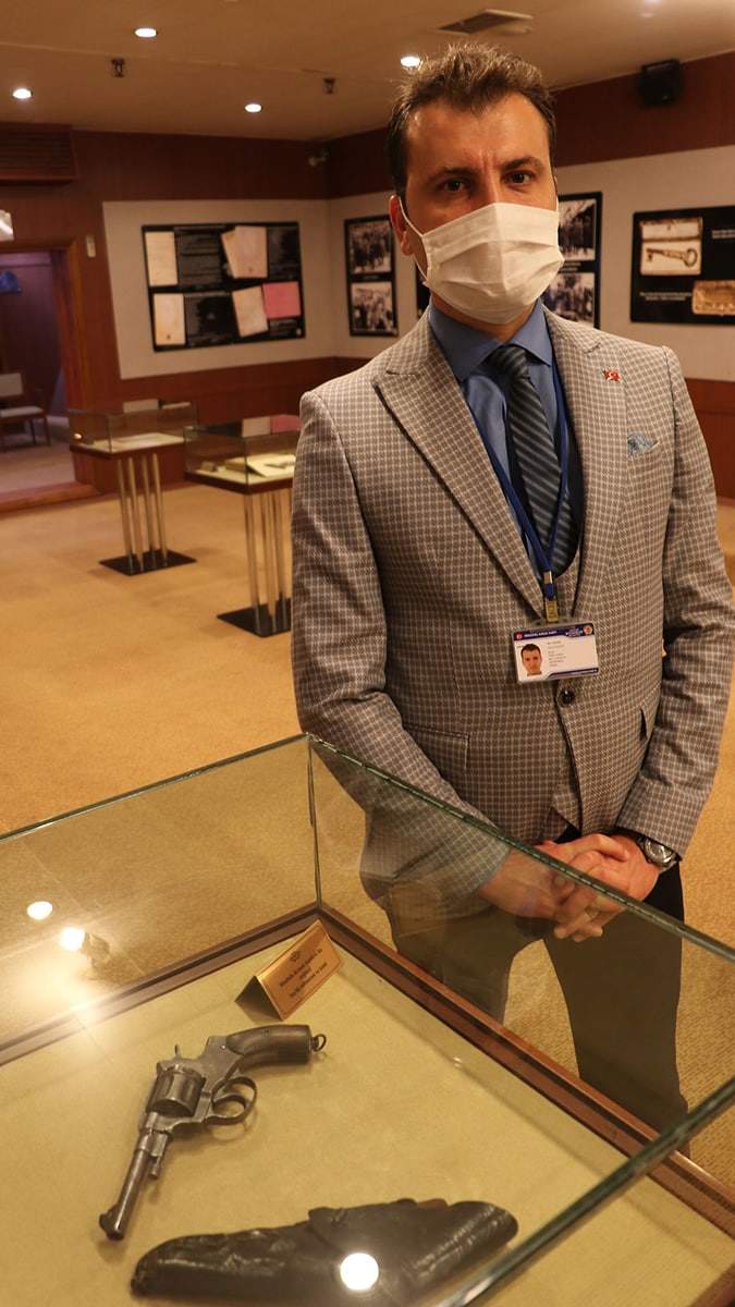 Atatürk'ün beylik tabancası Bandırma Müze Gemisi'nde