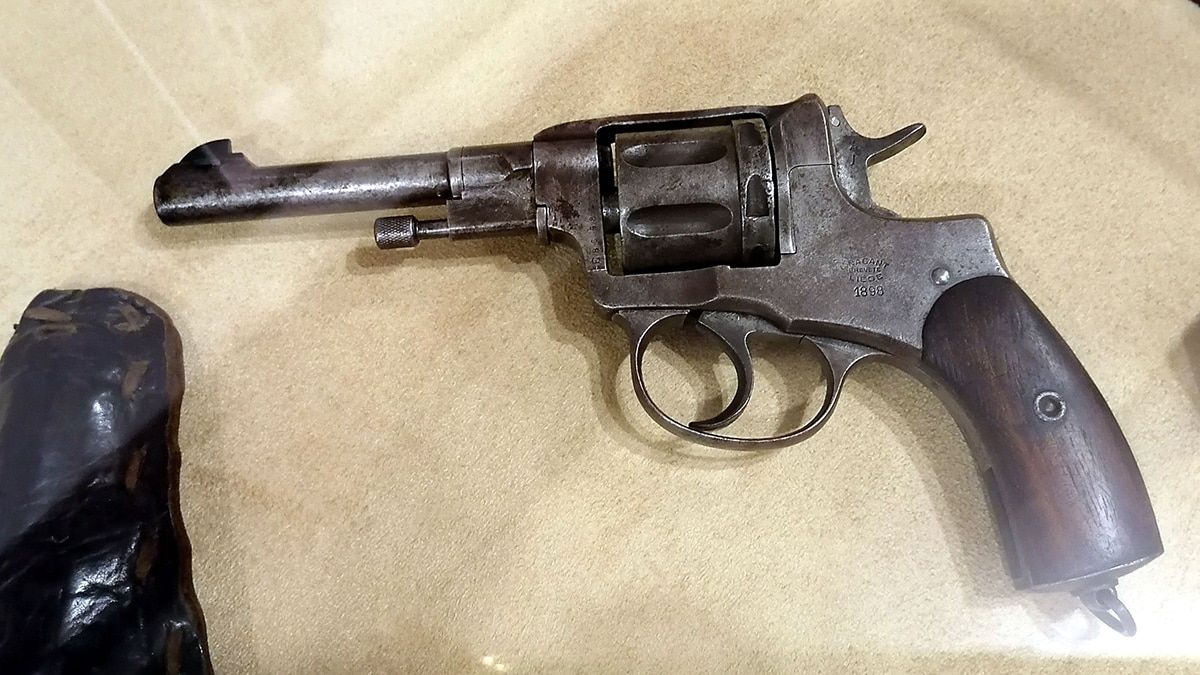 Gazi Mustafa Kemal Atatürk'ün 122 yıllık L. Nagant marka beylik tabancası, Samsun'da bulunan Bandırma Müze Gemisi'nde sergileniyor.