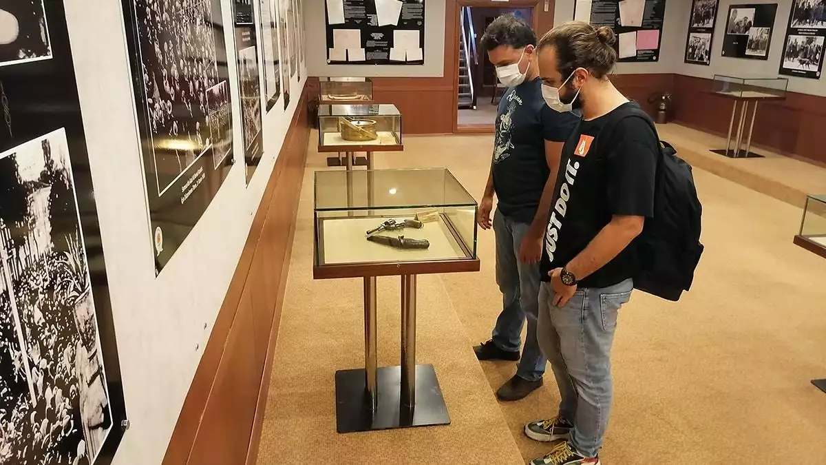 Gazi mustafa kemal atatürk'ün 122 yıllık l. Nagant marka beylik tabancası, samsun'da bulunan bandırma müze gemisi'nde sergileniyor.