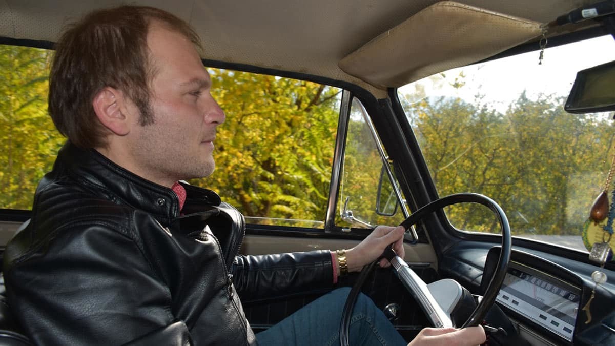 Amasya’da müzisyen Hakan Pazar'ın (35), yarım asra yaklaşan orijinal ‘Murat 124’ marka otomobili beste için kendisine ilham kaynağı oluyor.