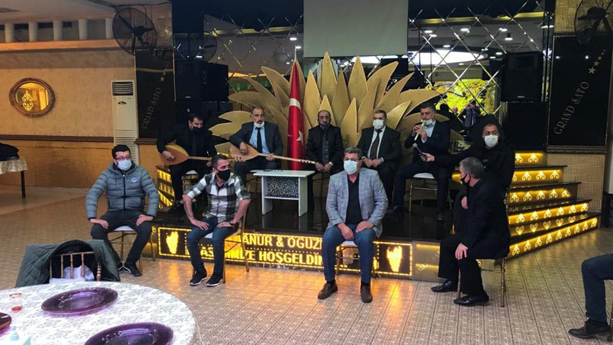 Kocaeli'nin Gebze ilçesinde eğlence sektöründe hizmet veren müzisyenler, koronavirüs salgını döneminde işlerinin durma noktasına gelmesi dolayısıyla besteledikleri şarkıyla yetkililerden yardım istedi.