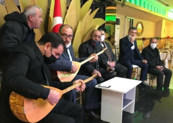 Kocaeli'nin Gebze ilçesinde eğlence sektöründe hizmet veren müzisyenler, koronavirüs salgını döneminde işlerinin durma noktasına gelmesi dolayısıyla besteledikleri şarkıyla yetkililerden yardım istedi.