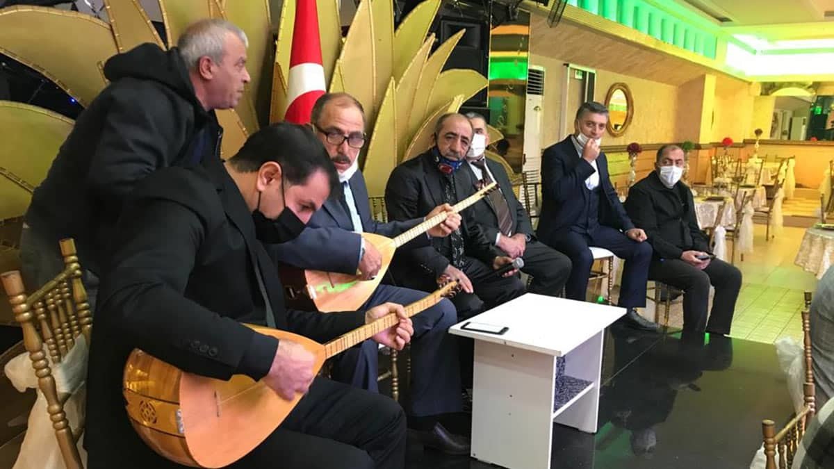 Kocaeli'nin Gebze ilçesinde eğlence sektöründe hizmet veren müzisyenler, koronavirüs salgını döneminde işlerinin durma noktasına gelmesi dolayısıyla besteledikleri şarkıyla yetkililerden yardım istedi.