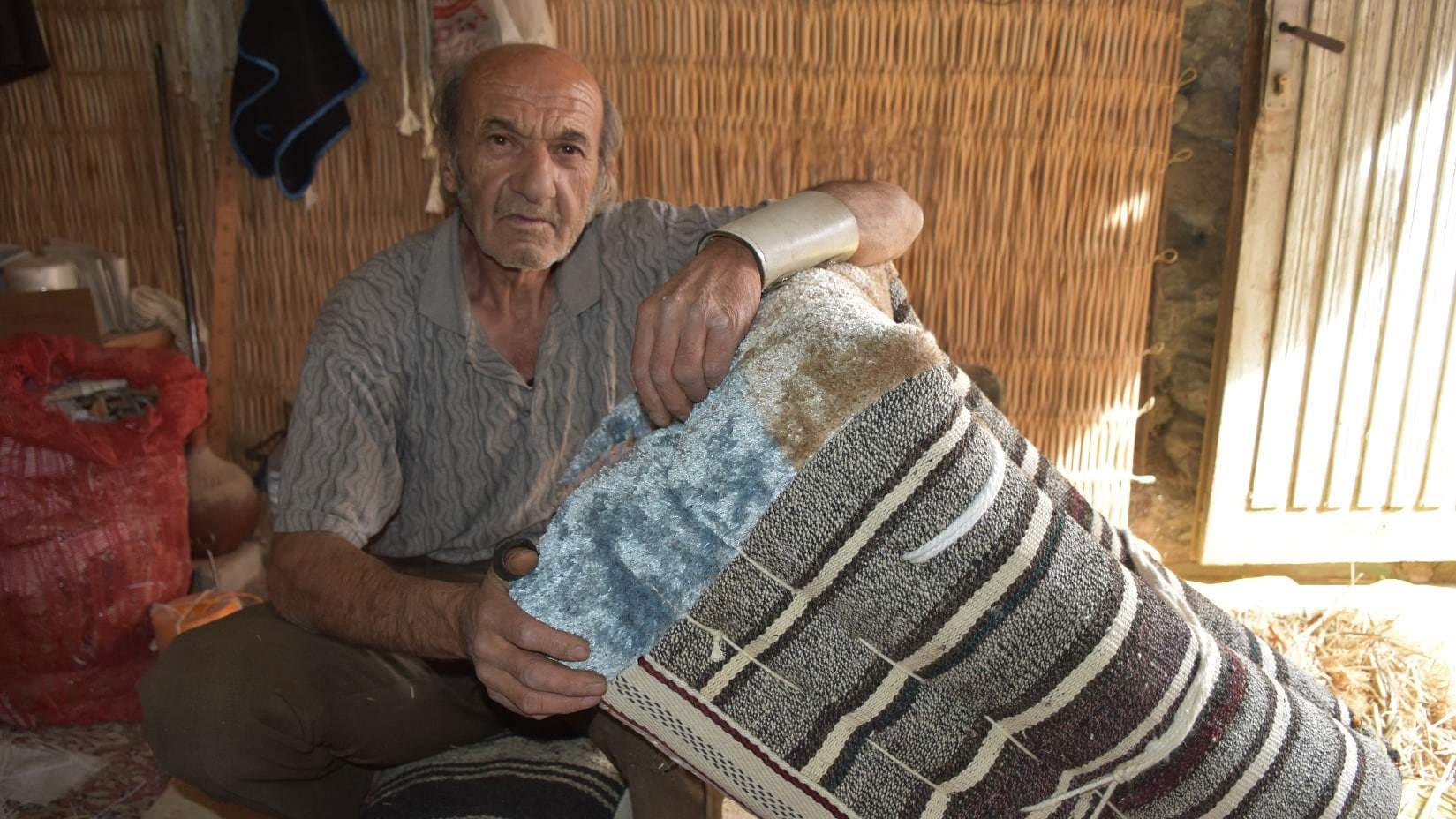 Eskiden her evde bir binek hayvan vardı. Şimdi kimse ihtiyaç duymuyor. İşler azaldı ve çırak olmak isteyen yok, semercilik mesleği ölüyor.