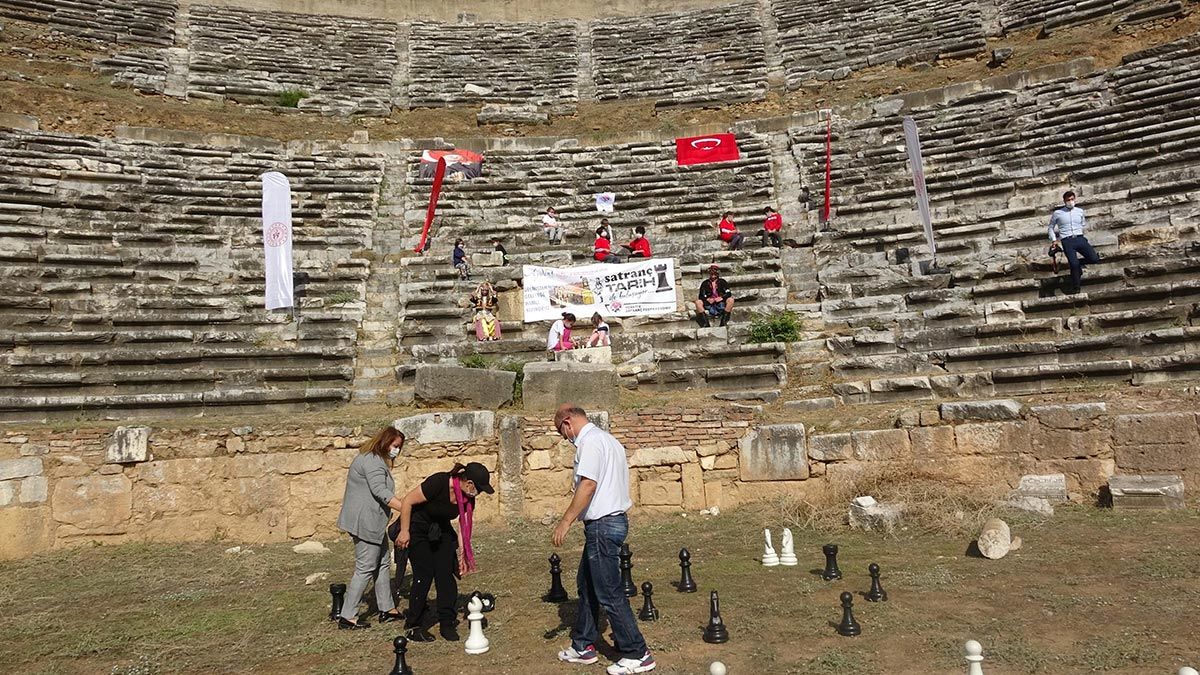 Tarihi tiyatro salonunda satranç oynandı