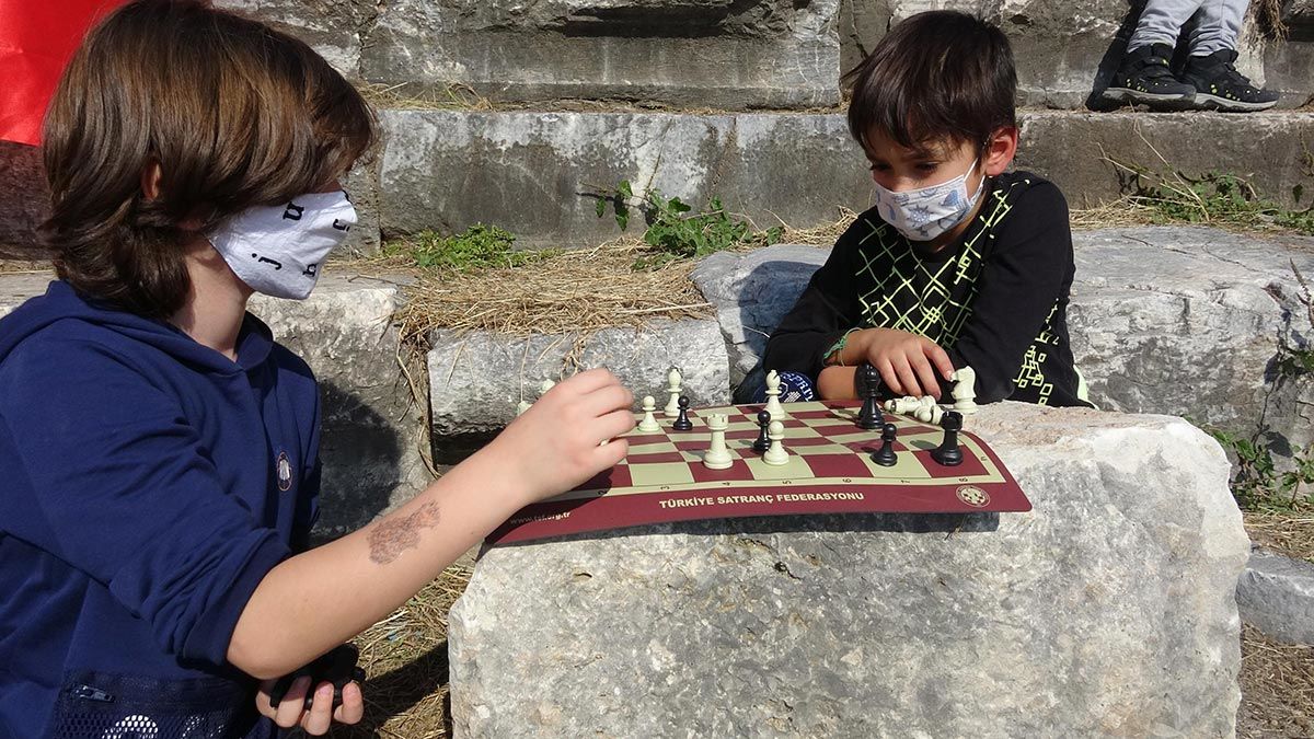 Tarihi tiyatro salonunun sahnesine konulan dev satranç taşları ile de temsili olarak satranç oynandı.