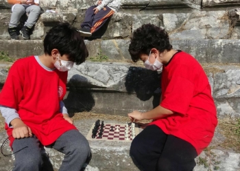 Tarihi tiyatro salonunda satranç oynandı
