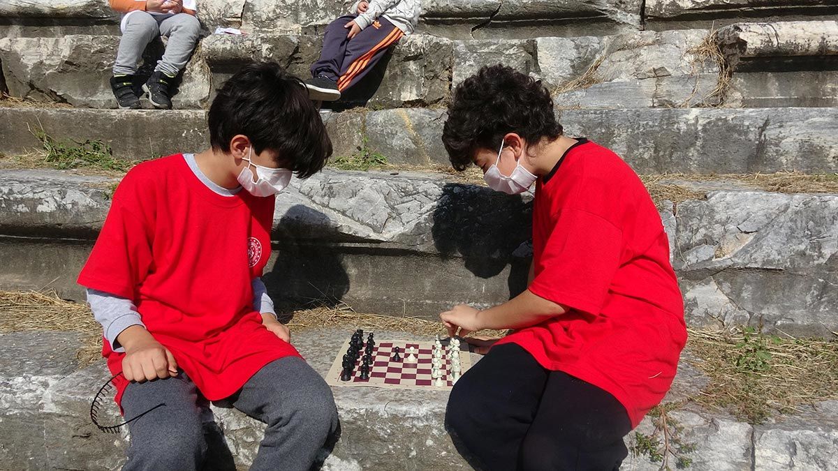 Tarihi tiyatro salonunda satranç oynandı