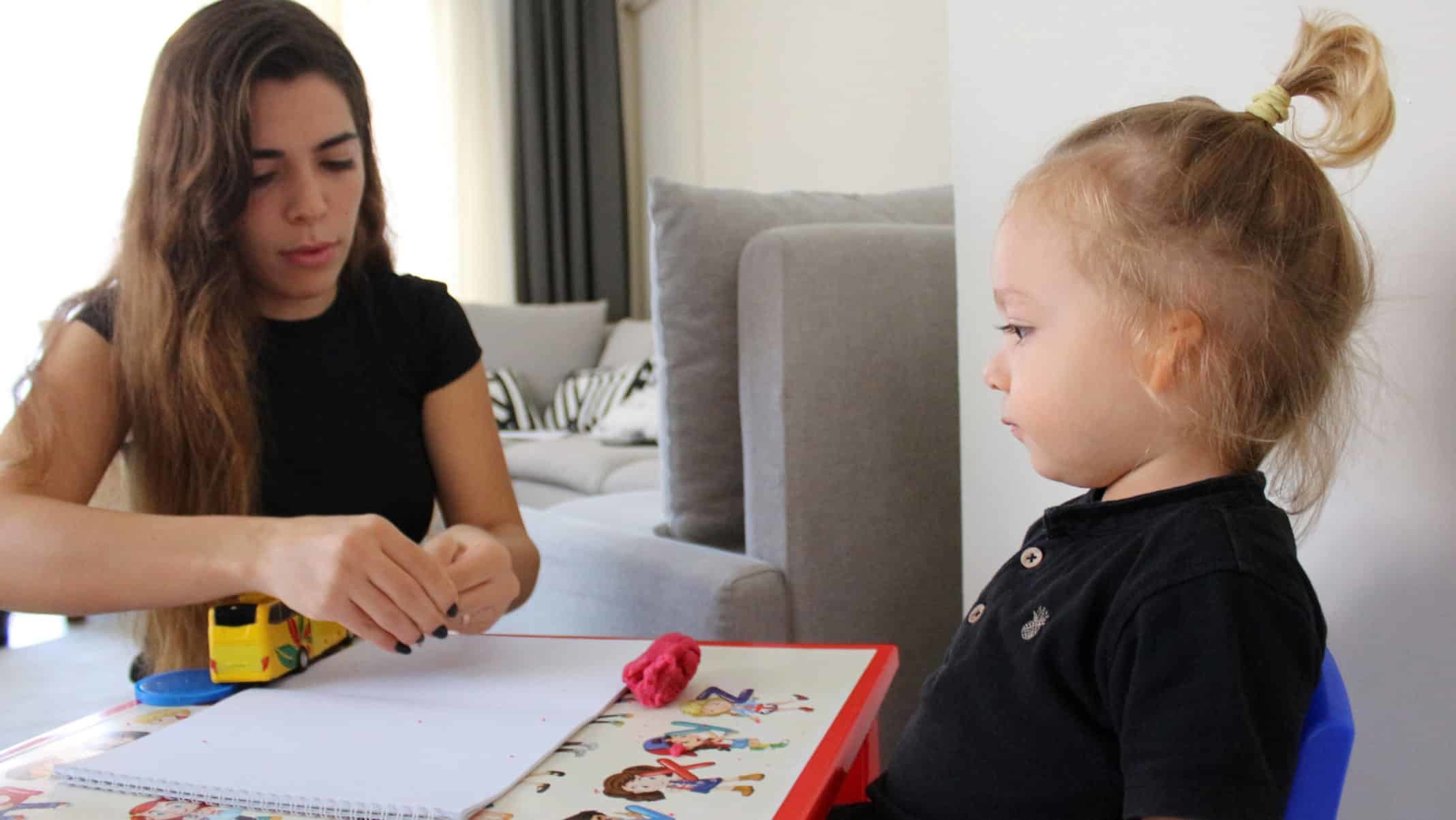 Ailesi, sesleri ayırt etmekte zorlanan Sarp'ın 3- 4 yaşlarına kadar ABD'de tedavi olabilmesi için sosyal medya üzerinden bağış kampanyası başlattı.