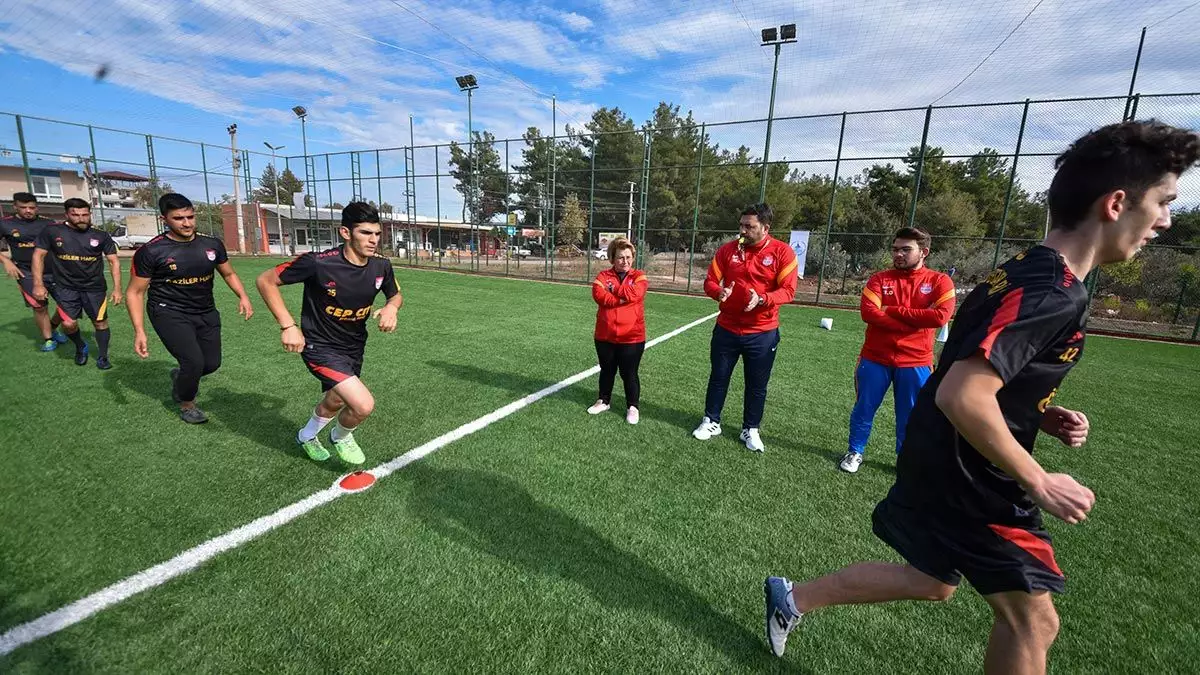 Ayşegül pehlivan deveci (42), tarım işçisi çocuk ve gençlerden oluşan sporcularına ücretsiz forma, servis ve tesis imkanı sağlayıp, başlattığı spor eğitimiyle gelecek yıllarda şampiyonluk kazanmayı ve türk futboluna başarılı sporcu yetiştirmeyi hedefliyor.