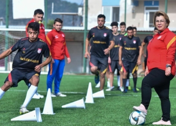 Ayşegül Pehlivan Deveci (42), tarım işçisi çocuk ve gençlerden oluşan sporcularına ücretsiz forma, servis ve tesis imkanı sağlayıp, başlattığı spor eğitimiyle gelecek yıllarda şampiyonluk kazanmayı ve Türk futboluna başarılı sporcu yetiştirmeyi hedefliyor.