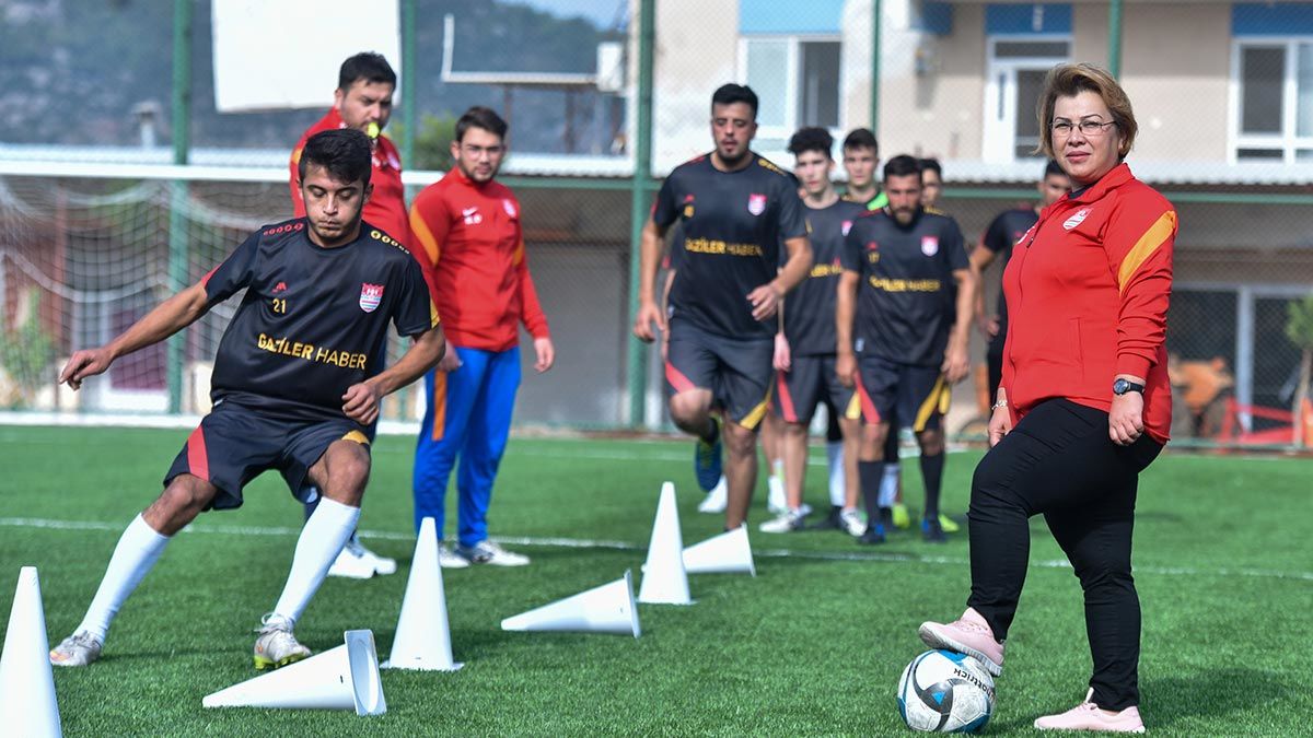 Ayşegül Pehlivan Deveci (42), tarım işçisi çocuk ve gençlerden oluşan sporcularına ücretsiz forma, servis ve tesis imkanı sağlayıp, başlattığı spor eğitimiyle gelecek yıllarda şampiyonluk kazanmayı ve Türk futboluna başarılı sporcu yetiştirmeyi hedefliyor.