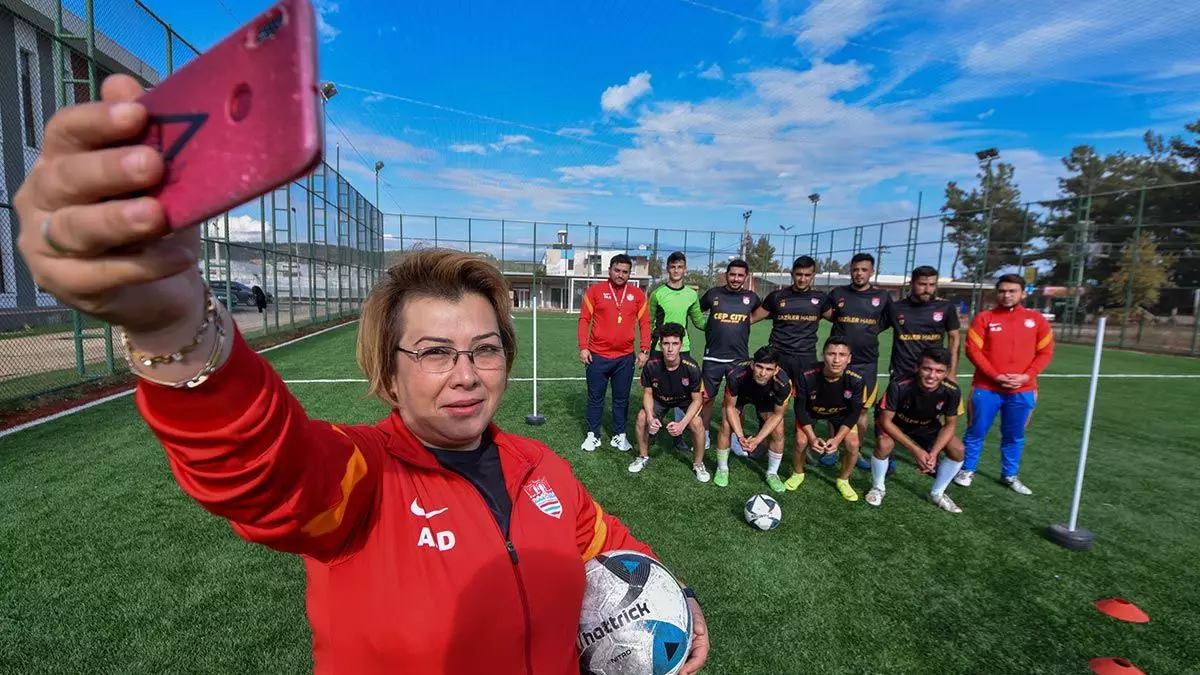 Ayşegül pehlivan deveci (42), oğlunun futbol sevgisi ve antrenörlük hayalini gerçekleştirmek için 2 ay önce futbol kulübü kurdu.